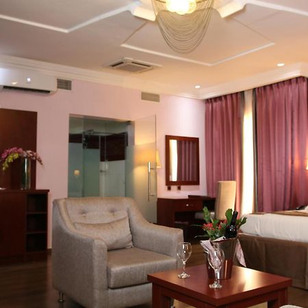 Grand Pela Hotel & Suites Abuja Pokoj fotografie